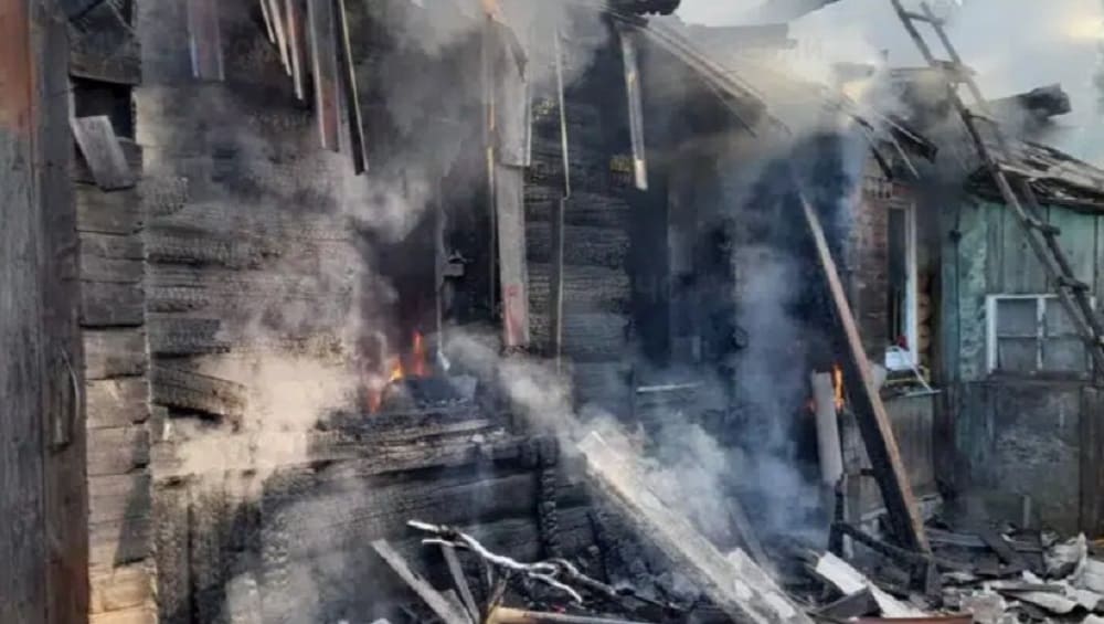 В Брянской области утром 16 мая сгорели два жилых дома