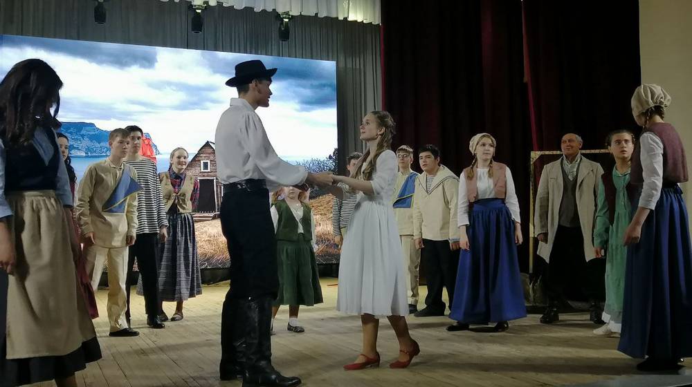 В Локте театр «Вдохновение» представил зрителям премьеру спектакля «Алые паруса»