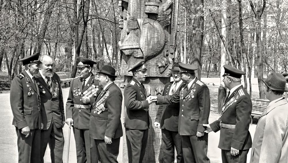 Брянцам показали снимок встречи ветеранов в парке Толстого 9 мая в год 30-летия Победы