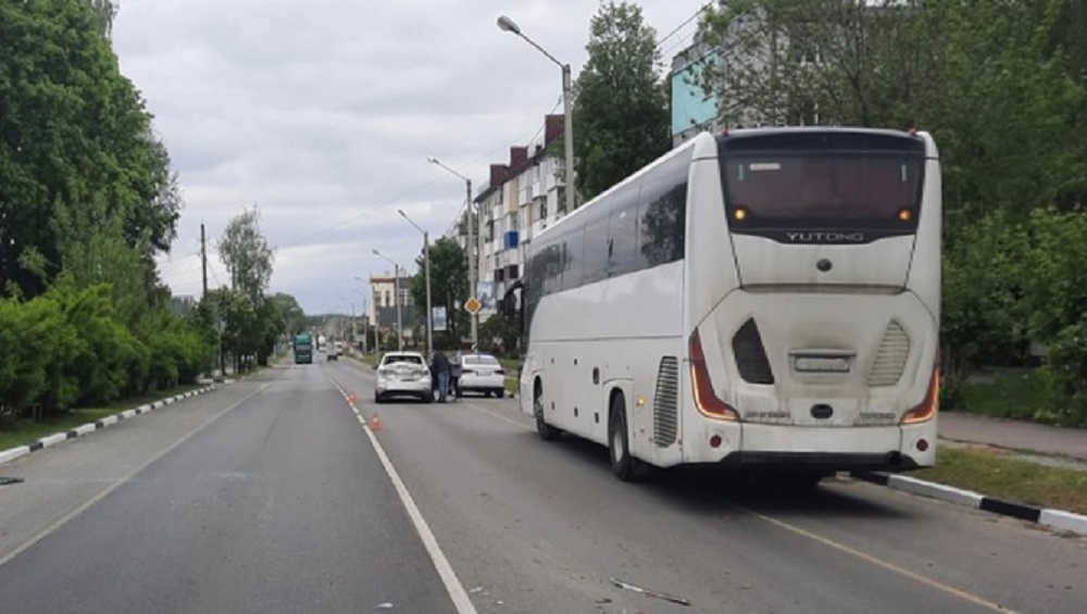 Под Карачевом на трассе автобус врезался в легковой автомобиль – пострадала женщина