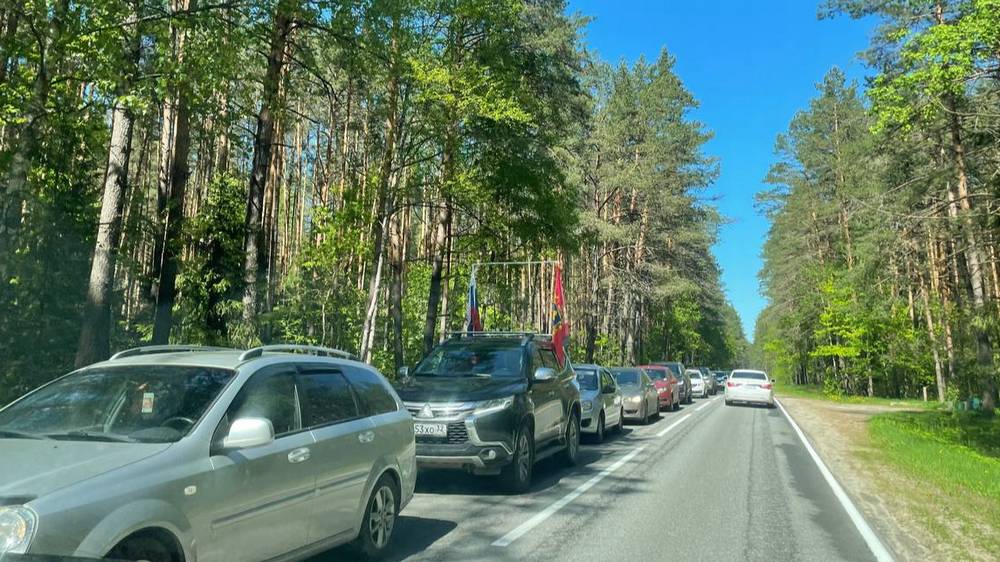 На подступах к Партизанской поляне под Брянском возникли пробки из-за наплыва людей