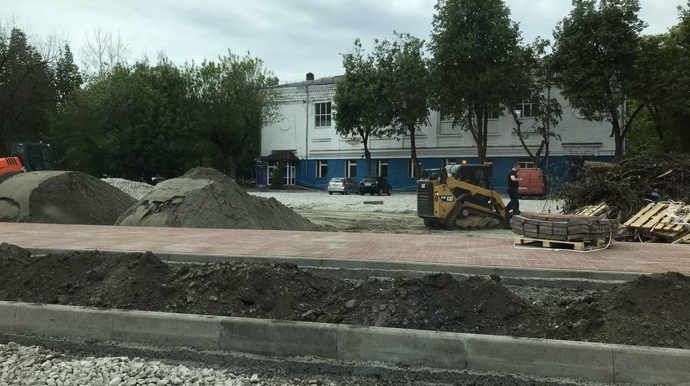 В Брянске на Трудовой улице построили широкий тротуар
