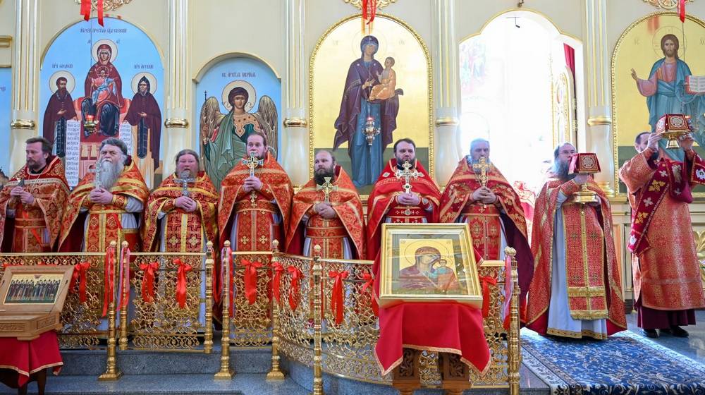 В праздник Свенской иконы Божией Матери в монастыре совершена Литургия и крестный ход