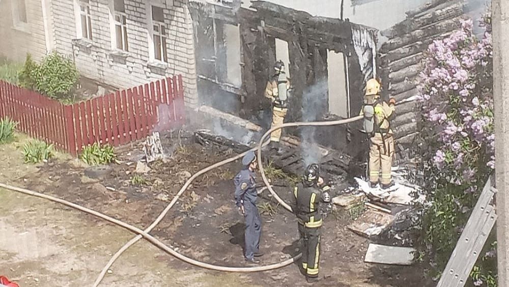 В Бежицком районе Брянска загорелся жилой дом в переулке 22-го Съезда
