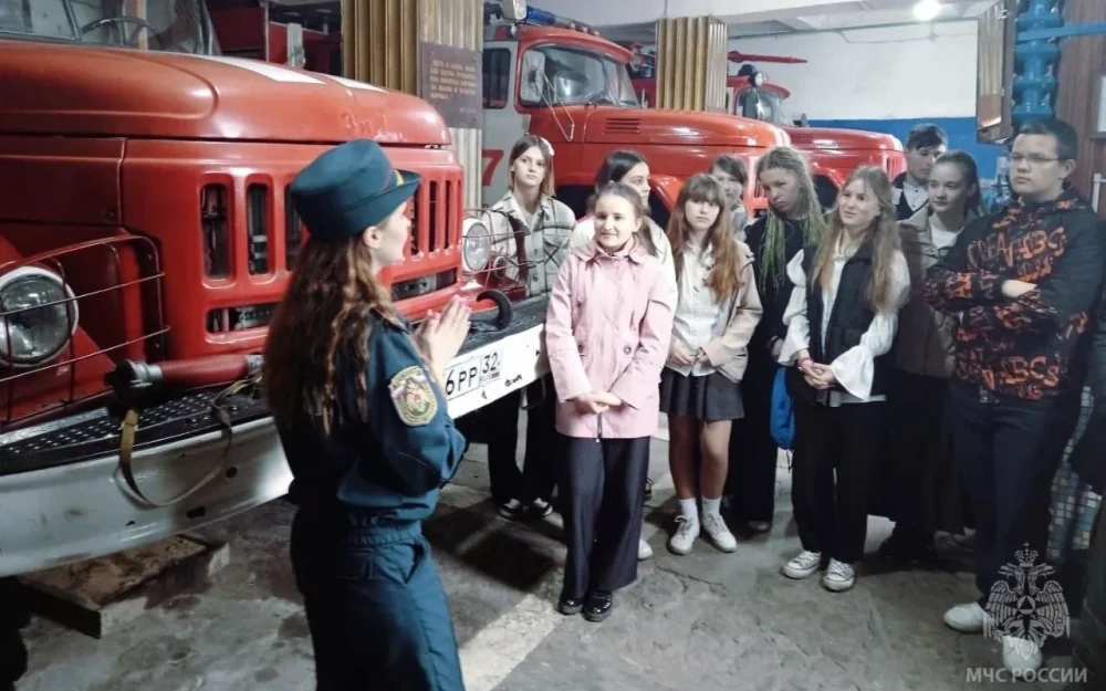 Брянские спасатели провели экскурсию для школьников в пожарной части № 37
