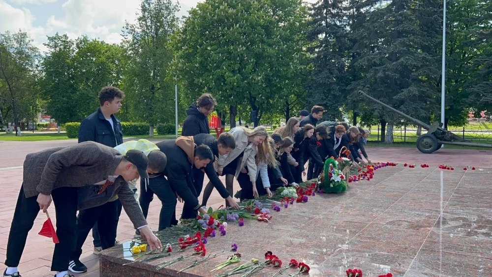 В Брянске возложили цветы к братской могиле погибших воинов