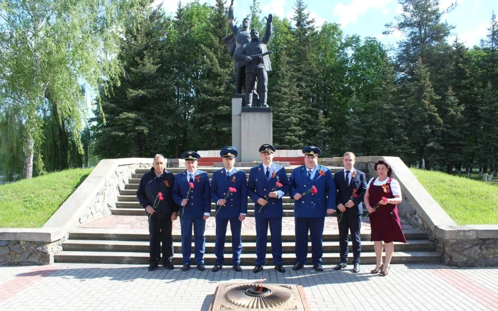 Брянские прокуроры возложили цветы к Вечному огню в приграничном районе