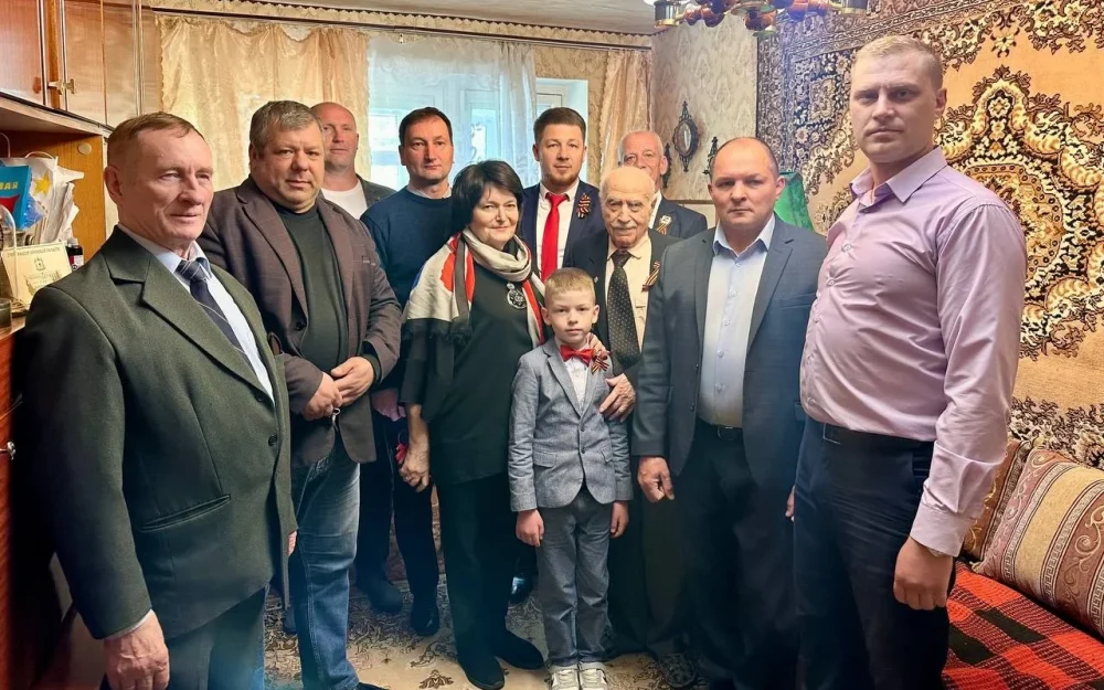 Брянские адвокаты поздравили с Днем Победы 99-летнего ветерана Михаила Исаковича