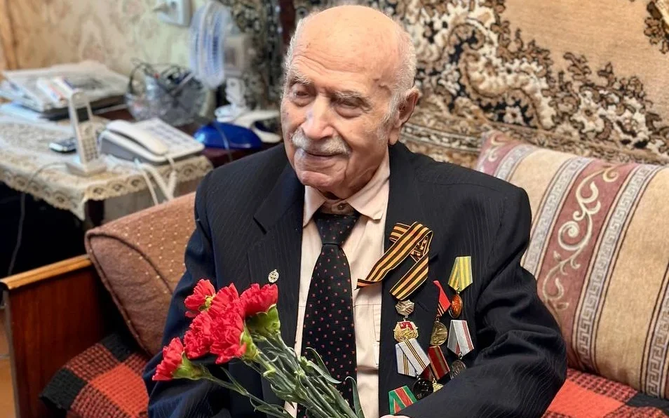 Брянские адвокаты поздравили с Днем Победы 99-летнего ветерана Михаила Исаковича