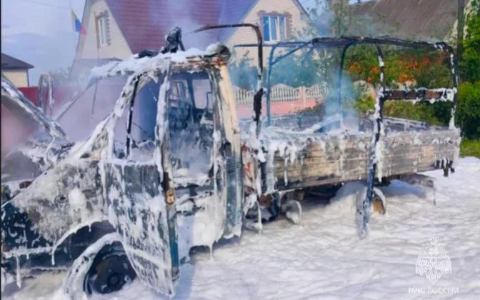 Брянские спасатели потушили горевший в Бордовичах грузовой автомобиль
