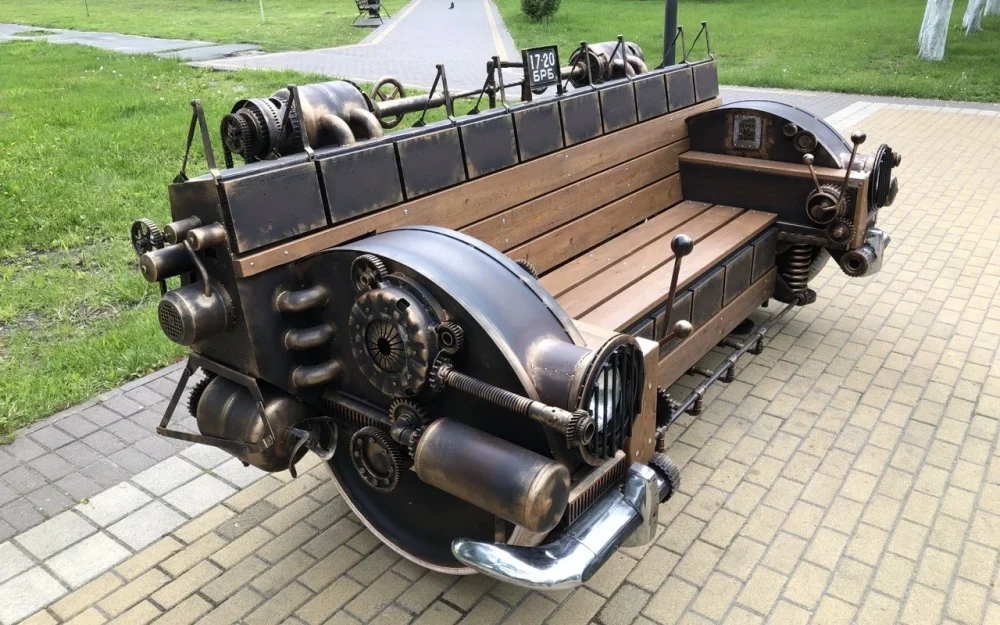 В парке железнодорожников Брянска появилась оригинальная скамейка-паровоз