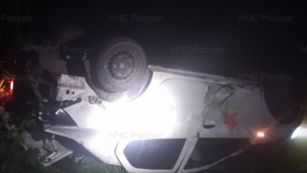 Под Почепом спасатели извлекли человека из перевернувшейся на трассе легковушки