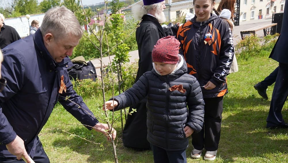 Брянский губернатор Богомаз вместе с сыном погибшего участника СВО посадил дерево