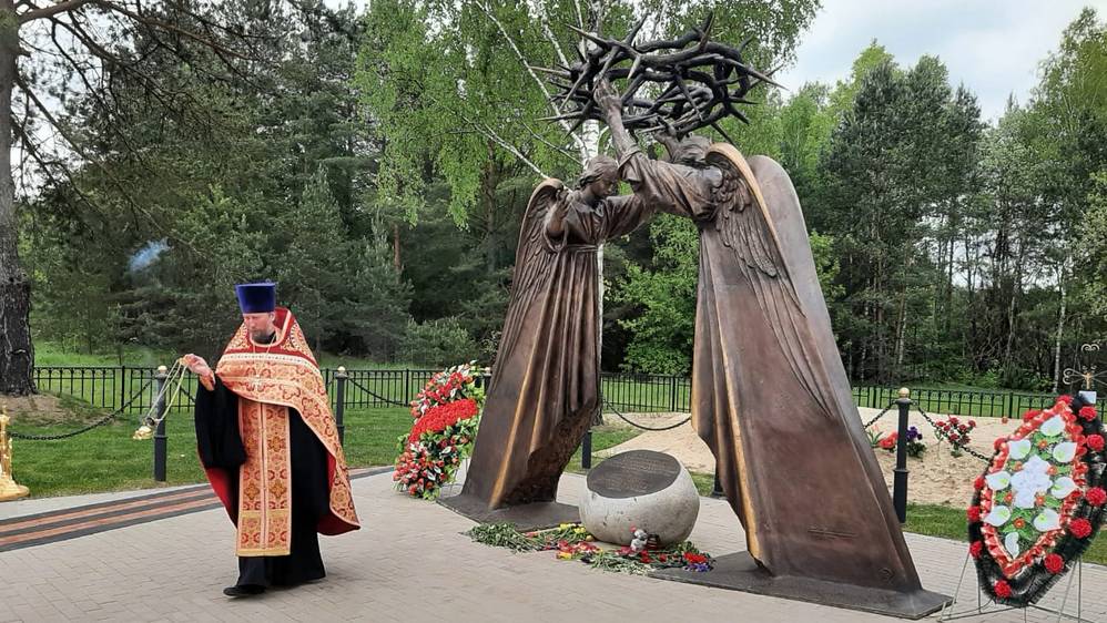 Благочинный Брасовского церковного округа совершил панихиду на Мемориальным комплексе в селе Холмецкий Хутор
