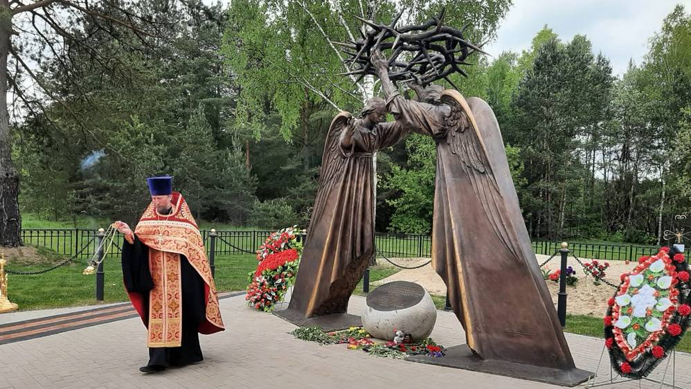 Благочинный Брасовского церковного округа совершил панихиду на Мемориальным комплексе в селе Холмецкий Хутор