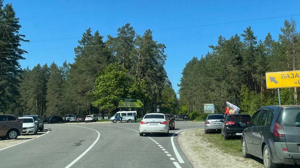 На подступах к Партизанской поляне под Брянском возникли пробки из-за наплыва людей