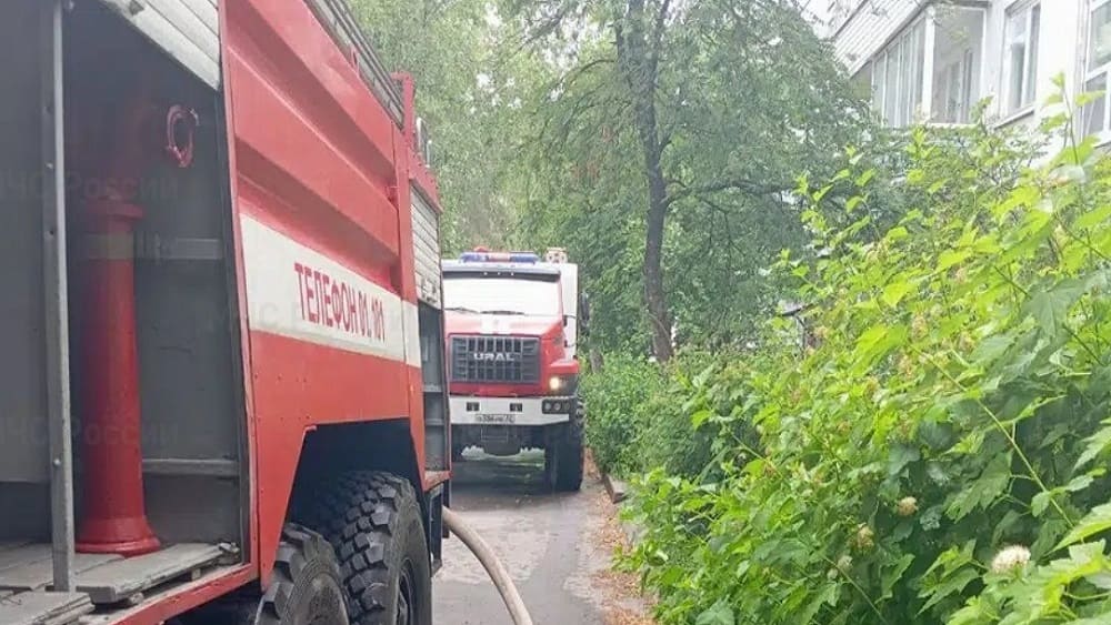 В городе Сельцо в горевшем доме пострадал человек, эвакуированы пятеро жильцов