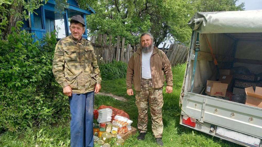 Клирик Севского благочиния в День защиты детей поздравил многодетные семьи с праздником