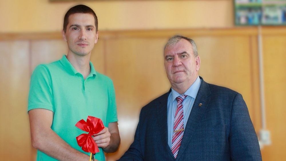 В Локте молодому тренеру-преподавателю Дмитрию Синяеву вручили ключи от квартиры