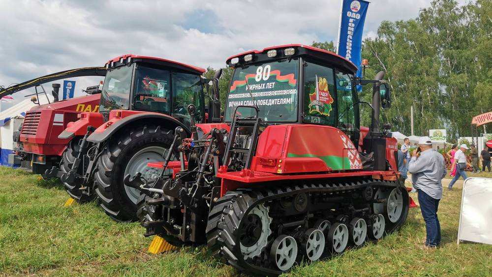 Гостям Дня Брянского поля показали технику для расчистки залежных земель