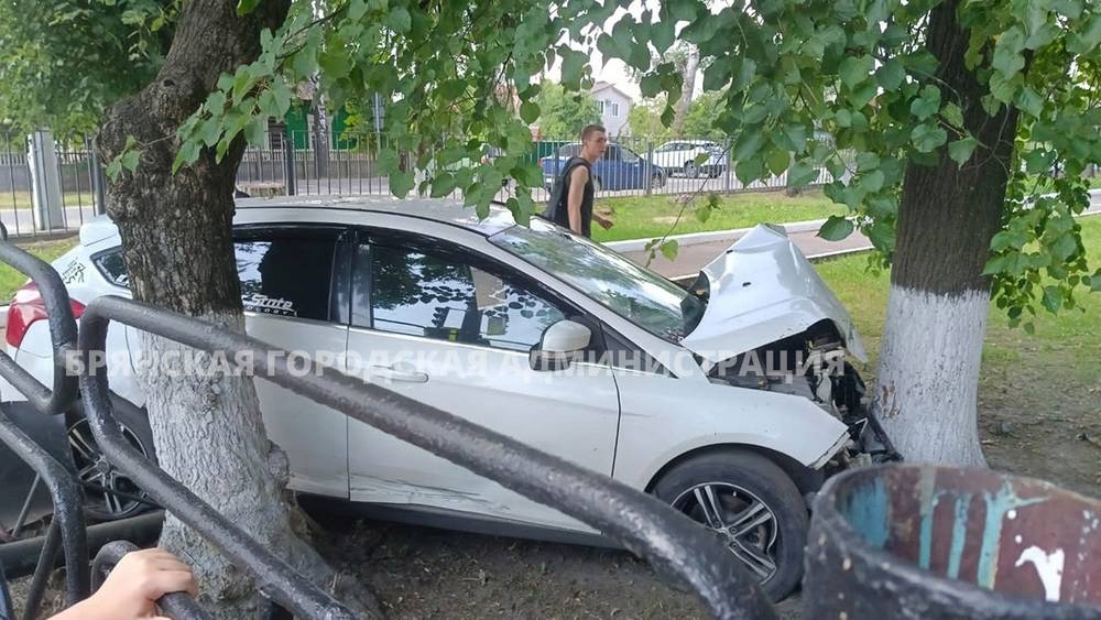 В Брянске автомобиль снес ограждение школы №19