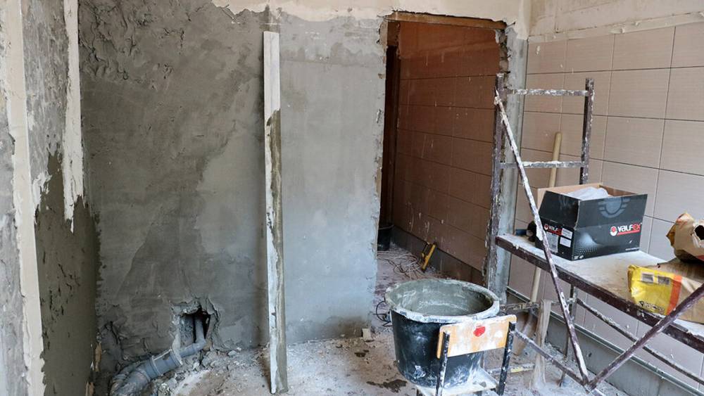 Кровли и спортзалы 14 школ Брянска обновят к новому учебному году