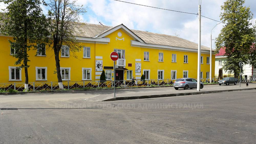 В Брянске для школы на Болховской улице построили стоянку