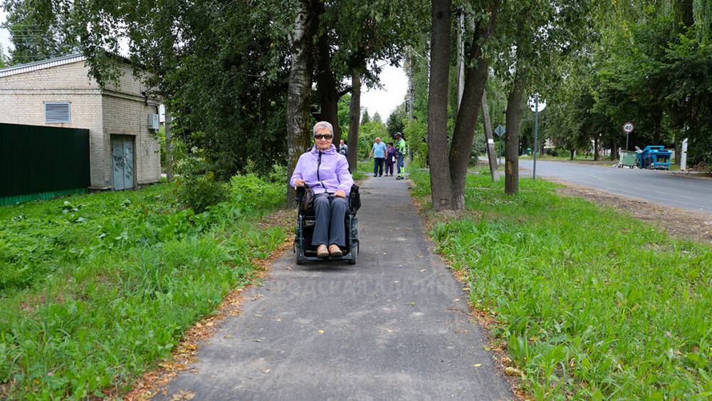 В Брянске для школы на Болховской улице построили стоянку