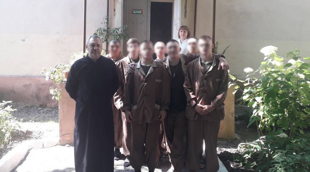 Брянский священник посетил госпиталь для военнослужащих