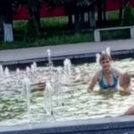 В Брянске изнывающие от 32-градусного зноя горожане нырнули в фонтан