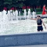 В Брянске изнывающие от 32-градусного зноя горожане нырнули в фонтан