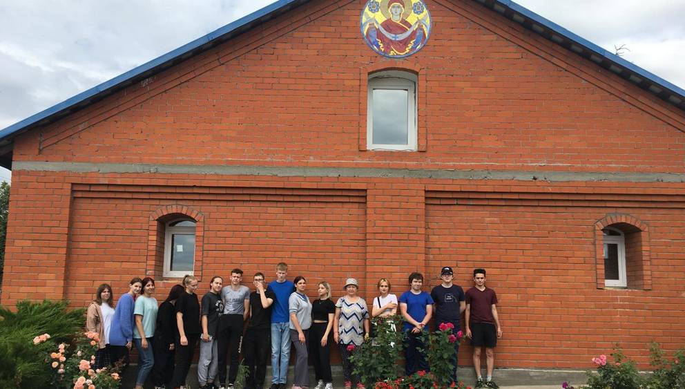 Студенты БГАУ оказали помощь в благоукрашении территории храма