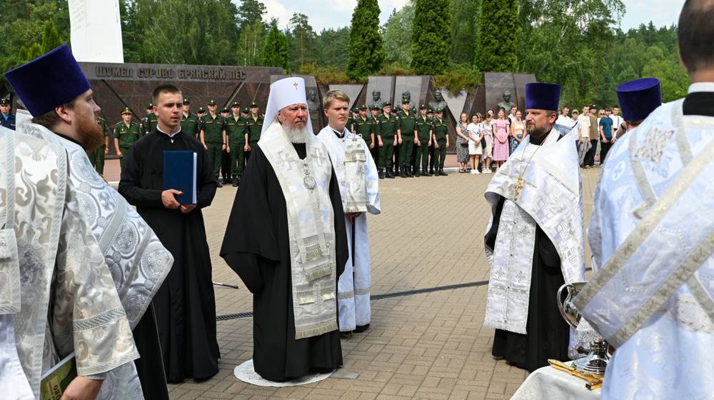 Митрополит Александр благословил брянских призывников на службу в армии