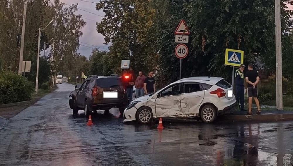В Брянске в ДТП на улице Болховской пострадали мужчина и 9-летняя девочка