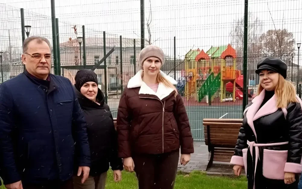 Партийный десант посетил сквер «40 лет Победы» в городе Стародубе