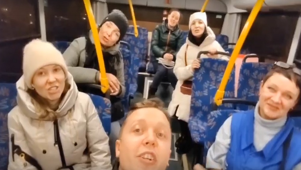 В Брянске водитель автобуса Щанов вместе с пассажирами спел новогоднюю песню