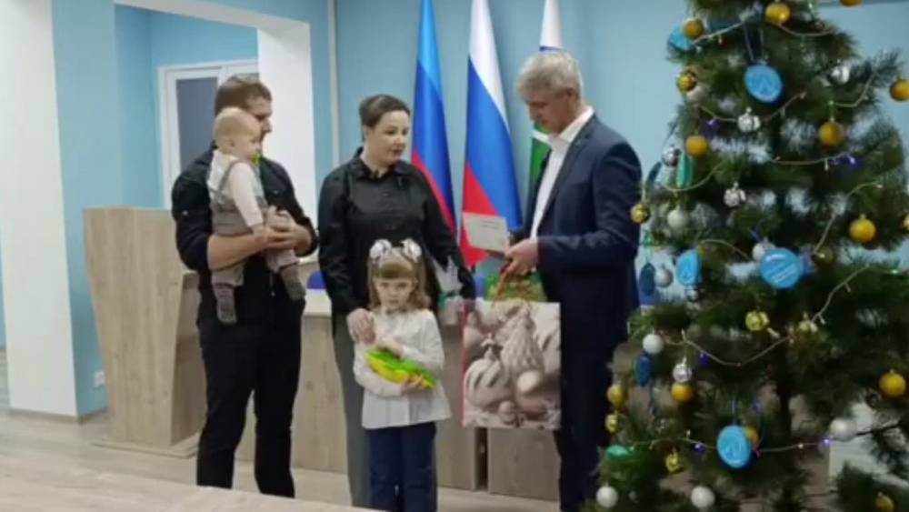 Брянский губернатор передал подарки детям города Брянки