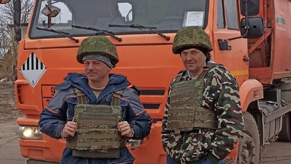 В Климовском районе водители мусоровозов вышли на работу в бронежилетах и касках