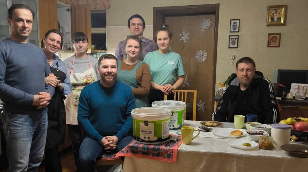 Брянские волонтеры православной службы помощи приготовили еду для солдат на передовой