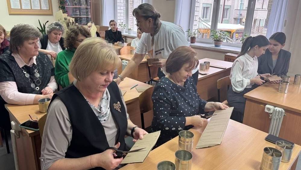 В Унече прошли мастер-классы по изготовлению блиндажных свечей и маскировочных сетей