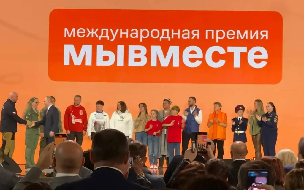 Юный волонтер из Брянска Ариана открыла вместе с президентом «Елку желаний»