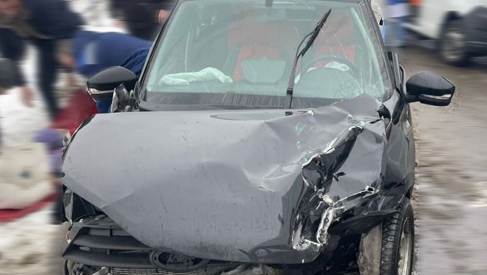 Под Жуковкой легковой автомобиль попал под фуру – пострадали три человека