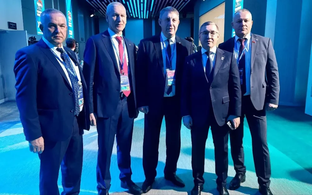 Губернатор Брянской области Александр Богомаз прибыл на съезд единороссов