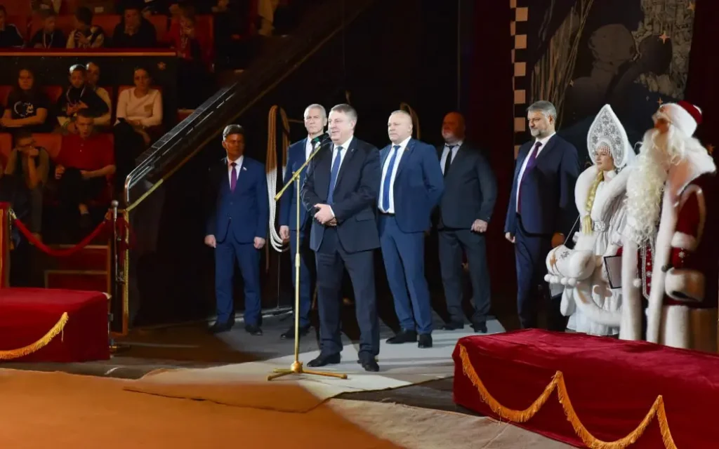 В Брянске из-за Губернаторской ёлки ограничат движение и парковку транспорта