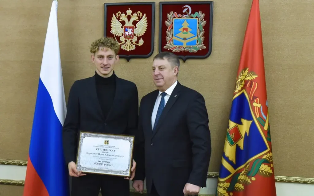 Брянский губернатор поздравил чемпиона мира по плаванию Илью Бородина