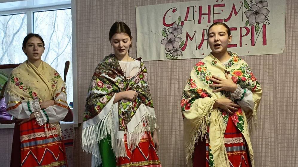 Свет материнства – свет любви: в Крупецком Доме культуры тепло поздравили женщин с праздником
