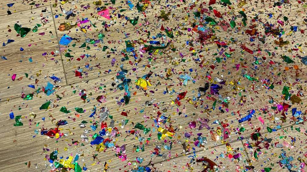 Новогодней бедой Брянска стали пластиковые конфетти хлопушек