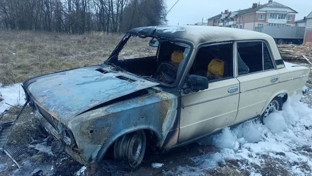 В Комаричах при загадочных обстоятельствах сгорел легковой автомобиль