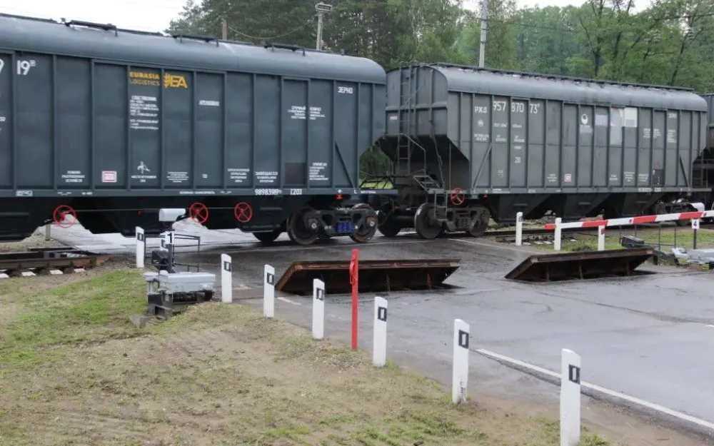 Железнодорожники усиливают профилактическую работу на переездах в Брянской области