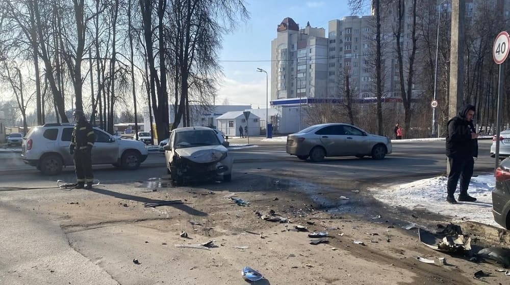 В Брянске днём 8 февраля два легковых автомобиля попали в серьёзное ДТП